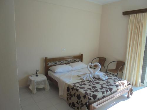 Káto ÁssosにあるKostas Family Houseのベッドルーム1室(白鳥のベッド1台付)
