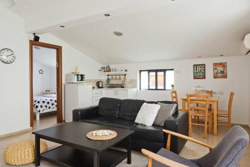 A seating area at Judith's Place - Stylish Apartments