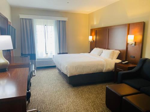 A bed or beds in a room at Comfort Inn & Suites Decatur-Forsyth