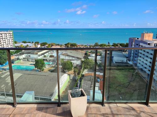 balcón con vistas al océano en Grande Apartamento 2/4 Beira-Mar en Maceió