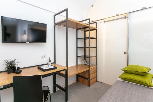 an office with a desk and a tv on a wall at Bellamania B&B in Anacapri