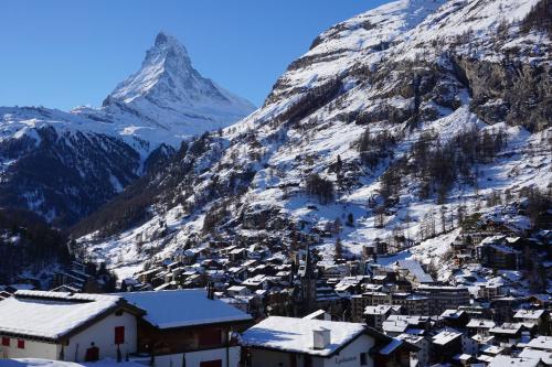 a village with a mountain in the background at BaseCamp Apartments in Zermatt