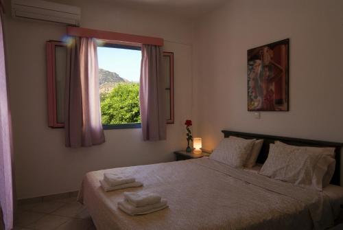 Una cama o camas en una habitación de Cybele Apartments