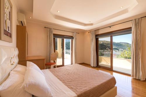 Postel nebo postele na pokoji v ubytování Kassiopi View Villas-Corfu-Villa Eleni,4 bedrooms,large private pool,prime location