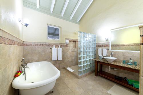 Kylpyhuone majoituspaikassa Rosalie Bay Eco Resort & Spa