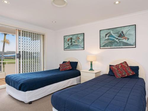 twee bedden in een kamer met een raam bij Coral Sands 3 Pebbly Beach in Forster