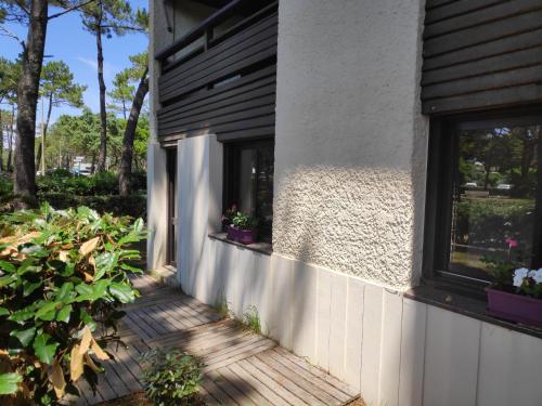 a porch of a house with a window and plants at Appt Seignosse le Penon - plages commerces à pied in Seignosse