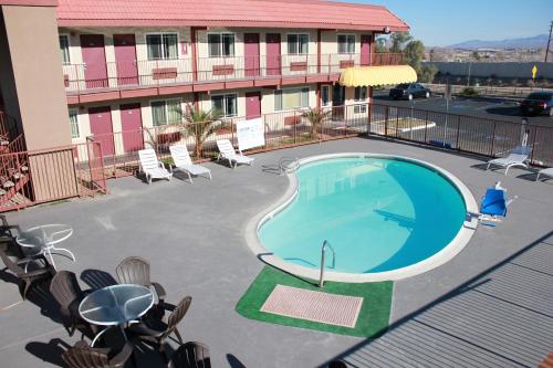 Πισίνα στο ή κοντά στο Days Inn by Wyndham Barstow