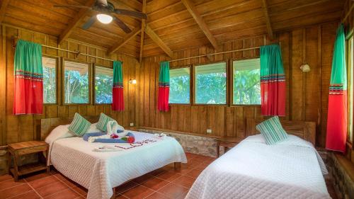 En eller flere senge i et værelse på Esquinas Rainforest Lodge