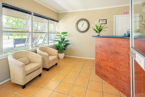 a living room filled with furniture and a window at Motel Ingham in Ingham