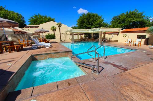 Swimming pool sa o malapit sa Villas at Southgate, a VRI resort