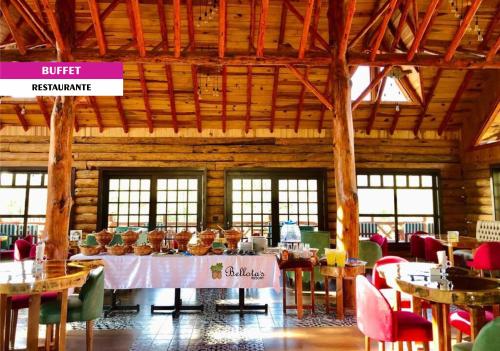 ein Esszimmer mit einem Tisch in einem Gebäude in der Unterkunft Bellotas Resort in Surutato
