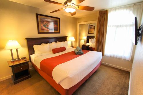 En eller flere senger på et rom på Villas at Southgate, a VRI resort