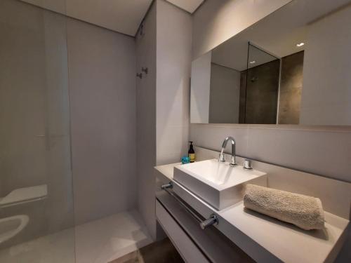 ビージャ・ヘセルにあるMAReSSの洗面台、鏡、シャワー付きのバスルーム