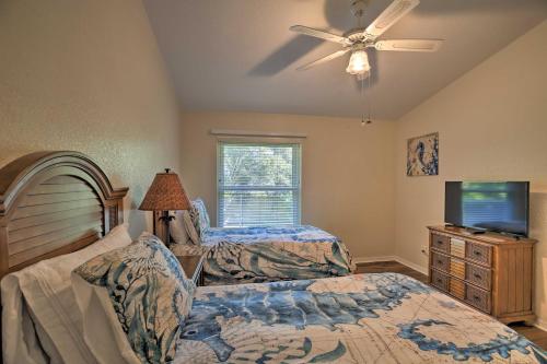 1 dormitorio con 2 camas y TV de pantalla plana en Private Fort Myers Escape with Screened Pool and Lanai, en Fort Myers