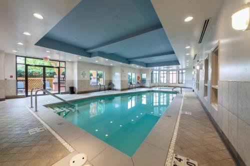 a swimming pool in a hotel lobby with at Holiday Inn Express & Suites Riverport Richmond by IHG in Richmond