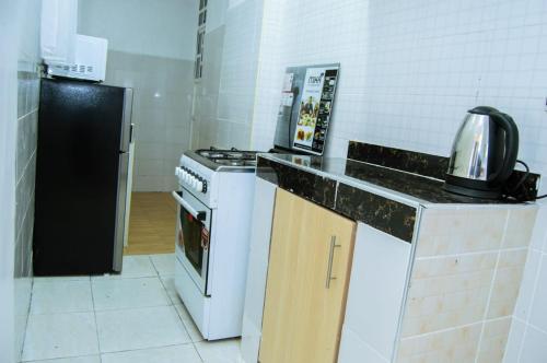 Cucina o angolo cottura di Executive Two & Three Bedroom Suites