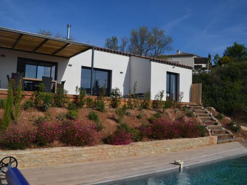 une maison avec piscine à côté d'une maison dans l'établissement Villa in Beaufort near Castle Ruins, à Beaufort