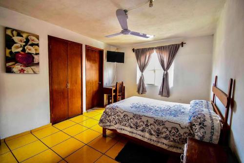 Schlafzimmer mit einem Bett und einem Fenster in der Unterkunft Hotel Posadas Ocampo By Rotamundos in Salvatierra