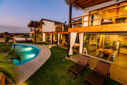 a house with a swimming pool in the yard at Casas Lua & Mar - Vichayito - Máncora in Vichayito