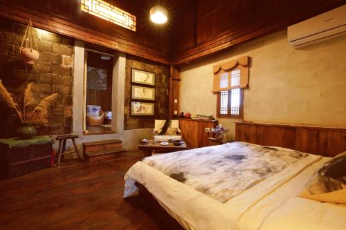 WuYuan QiYe YanXiang Guesthouseにあるベッド