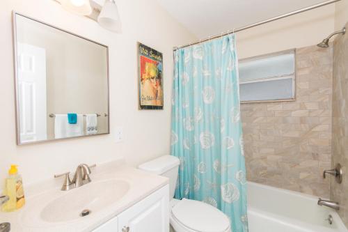 ein Badezimmer mit Waschbecken, Toilette und Dusche in der Unterkunft Villa Franca bungalow in Sarasota