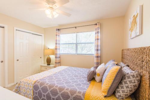 ein Schlafzimmer mit einem Bett und einem Fenster in der Unterkunft Villa Franca bungalow in Sarasota