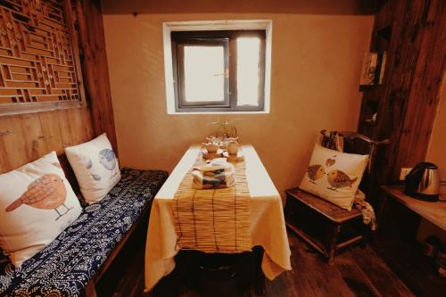 WuYuan QiYe YanXiang Guesthouseにあるベッド