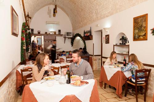 Restorāns vai citas vietas, kur ieturēt maltīti, naktsmītnē Masseria Madonna dell'Arco Agriturismo