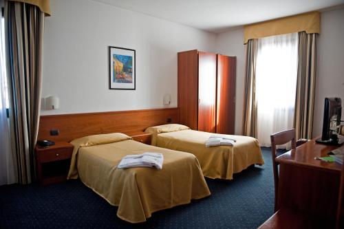 Postel nebo postele na pokoji v ubytování Hotel Serenella