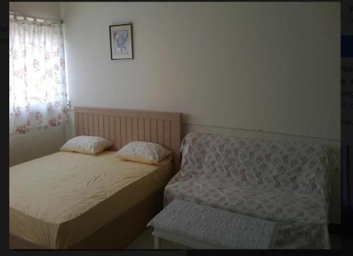 Family Room Dmk Don mueang Airport 2 bedrooms في Ban Bang Phang: سريرين في غرفة صغيرة مع نافذة