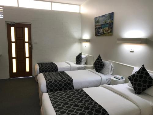 Postel nebo postele na pokoji v ubytování Coffs Shearwater Motel