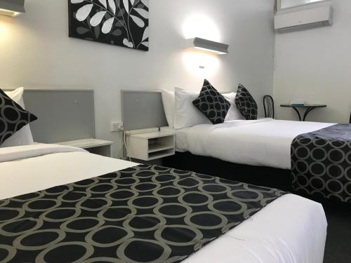Postel nebo postele na pokoji v ubytování Coffs Shearwater Motel