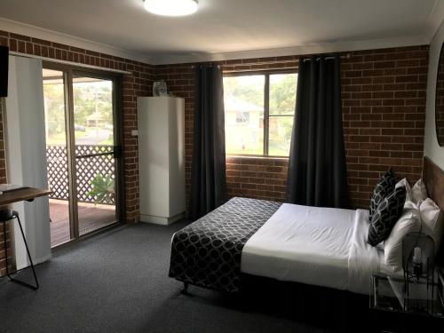 Postel nebo postele na pokoji v ubytování Coffs Shearwater Motel