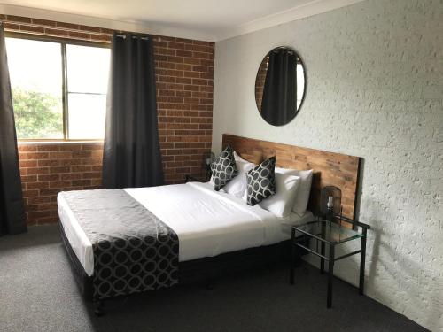 Postel nebo postele na pokoji v ubytování Coffs Shearwater Motel