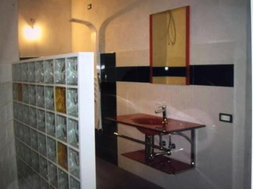 baño con lavabo y pared de cristal en Villa en Nocera Terinese