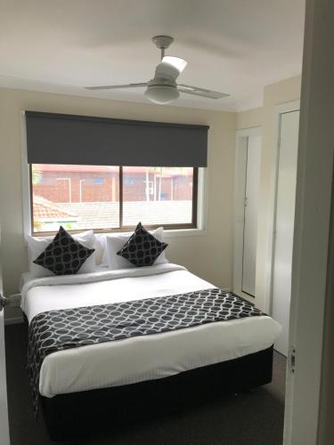Postel nebo postele na pokoji v ubytování Coffs Shearwater Motel
