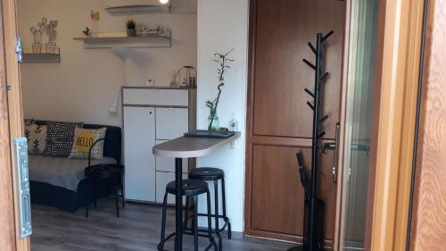 Η κουζίνα ή μικρή κουζίνα στο Cozy Place 5a-Self Check in & out-HBO MAX