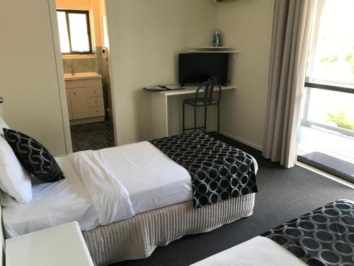Postel nebo postele na pokoji v ubytování Coffs Shearwater Motel