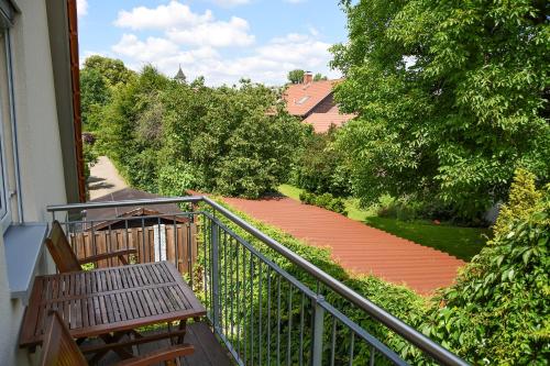 einen Balkon mit zwei Holzbänken und einem Dach in der Unterkunft Natur Apartments Natalia in Fürth