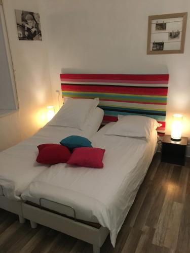 מיטה או מיטות בחדר ב-charmand studio dans l ancien hotel le continental
