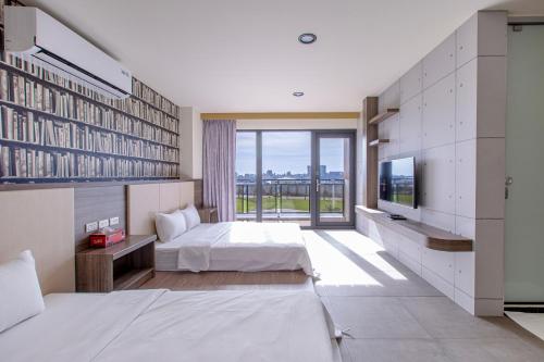 1 dormitorio con cama y ventana grande en Sharp B&B, en Magong