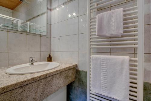 une salle de bain avec un lavabo et un miroir dans l'établissement La Ruche 2, à Morzine