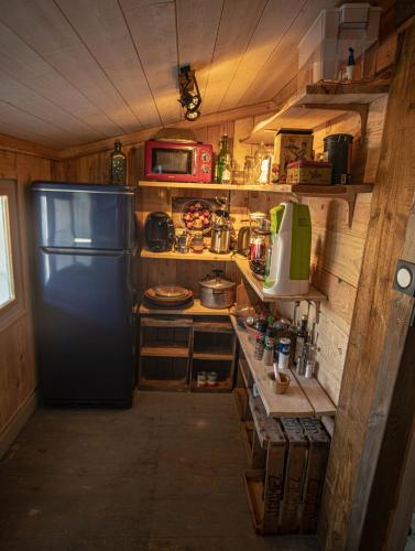 Il comprend une petite cuisine équipée d'un réfrigérateur et d'un comptoir. dans l'établissement Le Refuge Cérétan, grand et bel appartement mansardé en plein centre, à Céret
