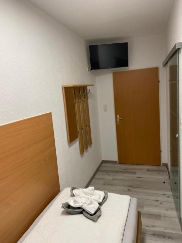 a room with a bed with a tv on the wall at Enns Sleep Gasthaus Backhendlstation in Enns