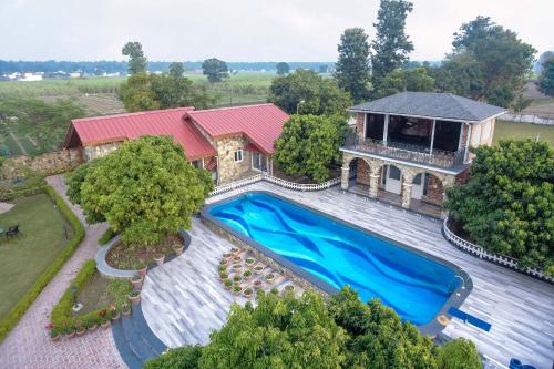 Galería fotográfica de StayVista at Dudley Manor with Swimming Pool en Dehradun