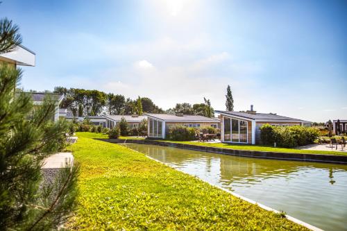 een rij huizen naast een rivier bij Resort Mooi Bemelen in Bemelen