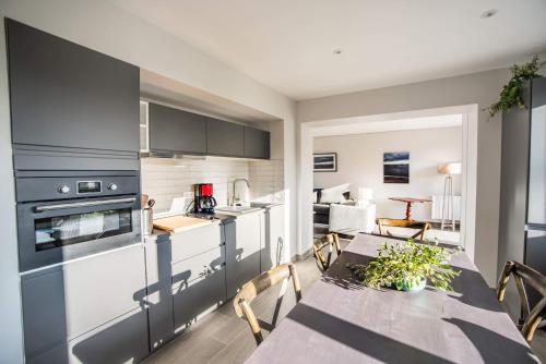 une cuisine et une salle à manger avec une table et des chaises dans l'établissement Salicorne Villa rénovée à l'orée de la zone naturelle, à Groffliers
