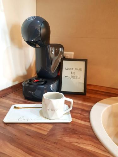 een koffiezetapparaat en een kopje op een tafel bij Zlatibor lux Kalman in Zlatibor