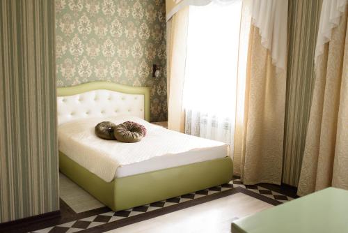 トムスクにあるMonomakh | Hotelの小さなベッドルーム(カボチャ2本が置かれたベッド1台付)